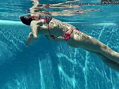 Nicole, zralá kráska, se oddává sólovému erotickému výkonu u bazénu