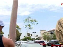 Seorang wanita pirang paruh baya dengan payudara besar diminta untuk pertemuan seksual di pinggir jalan