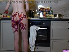 Зряла милф с татуировка на задника си изкусително готви вечеря