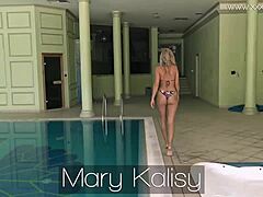 A beleza russa Mary Kalisy se entrega ao prazer próprio sensual