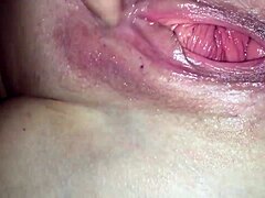 Amateur-MILF bekommt spritzenden Orgasmus in hausgemachtem Video