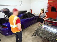 Zralá žena s velkými prsy má sex se svým automobilovým technikem v garáži