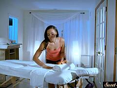 Sensuell mogen kvinna njuter av ett romantiskt möte på en massagebänk