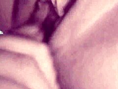 Veľká prsia MILFky sa striekajú v domácom videu