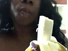 Érzéki MILF egy banán mélytorkos élvezetét élvezi