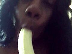 Sensuell MILF njuter av att deepthroata en banan