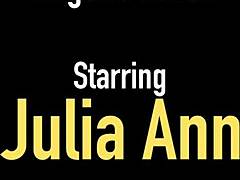 Julia Ann'ın açık talimatlarla duygusal çorap mastürbasyonu