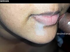 En moden indisk kvinne får en stor ladning i munnen