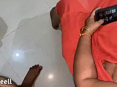 Hindi sprekende vrouw ervaart intense anale seks met ruige sekstechnieken