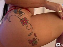 Un mec tatoué et une MILF aux courbes généreuses s'engagent dans un sexe bareback intense