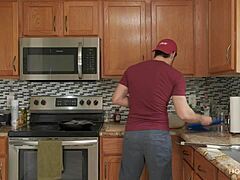 Pohotna latino žena se ukvarja s spolnimi aktivnostmi in pomaga svojemu možu v kuhinji