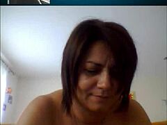 Italienische Mutter mit großen Brüsten wird auf Skype frech