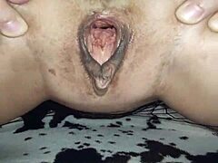 Zrela žena v spodnjem perilu uživa v intenzivni analni penetraciji
