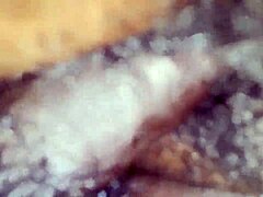 Brunetka milf dostává sperma na zadek