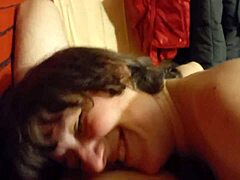Une femme mature ukrainienne fait une gorge profonde et chevauche le pénis de son partenaire avant de s'engager dans un sexe en levrette
