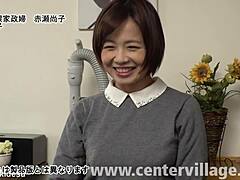 Nanako Akase, una ama de casa casada, se entrega a una sesión caliente y sucia
