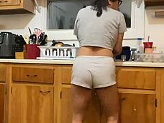 Anna Marias seducente provoca mentre lava i piatti e balla