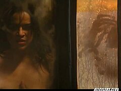 Michelle Rodriguezs retorna em 2016 com nudez sensual e ação explícita