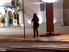 Зряла жена показва извивките си на бензиностанция след тъмно