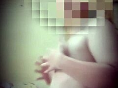 Wanita tua menunggangi penis suaminya untuk kenikmatan seksual