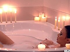 Джасмин Джейс - чувственное время в ванной: интимная сессия для зрелых мамочек