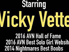 Vicky Vette, uma milf sedutora, se entrega a brincadeiras na água e conversa explícita