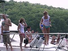 Uhæmmet samling af modne kvinder på en søhusbåd i Ozarks