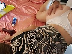 Madura amateur en lencería de satén recibe sexo anal y anal en video HD