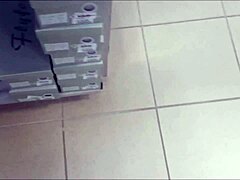 Olgun kadın seksi ayaklarını ve Avrupa cazibesini bir ayakkabı mağazasında sergiliyor