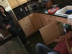 Nadržená milfka svádí instalatéra v kuchyni na sex