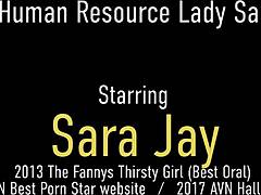 Sara Jay, egy dús mellű irodai milf, ragacsos jutalmat kap egy kemény munkanap után