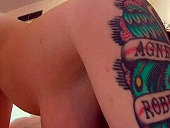 Italiensk milf Kate Cash viser frem sine tatoverte eiendeler