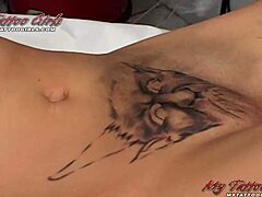 Alira Astro, una modella avventurosa, si fa tatuare la sua zona intima