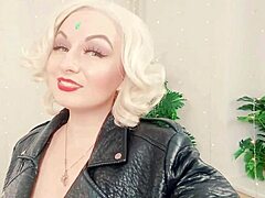 Arya Grander, wanita blonde amatir dalam video peran BDSM cuckold. Anda pasti ingin melihat bagaimana dia memainkan video ini!