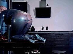Büyüleyici kıyafetlerle oynak oyunlara dalan olgun bir baştan çıkarıcı - Arya Grander