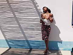 Gerimpelde kleding onthult Angel Constance, een mollig Indiaas milf-model, in een buiten Playboy-shoot