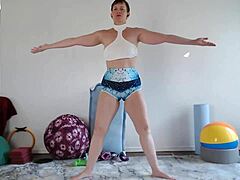 Gudinnen Auroras yogatime 12: En fetisj-fylt trening med en moden gudinne