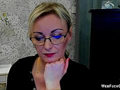 Hermosa milf alemana muestra sus atributos en la webcam