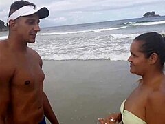 Me encontré con una mujer impresionante en la playa y ella me brindó un encuentro anal excepcional