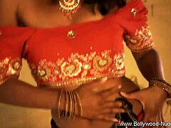 Érett indiai szépség Bollywoodból forró szólóülésben