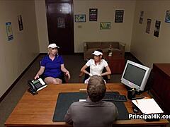 To studenter overrasker rektor med en blowjob på kontoret hans