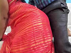 Pembe sari giyen olgun milf, genç erkek tarafından hakimiyet altına alınıyor