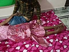 Mogen indisk hemmafru hänger sig åt passionerat sex med sin vän