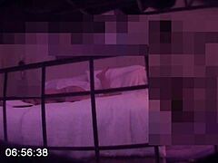 Amaterska mačeha ujeta na skriti kameri med večkratnimi orgazmi s pastorkom