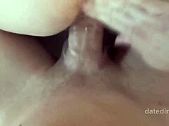 Een amateurvrouw geeft zich over aan dubbele penetratie met haar tienerliefhebbende in een zelfgemaakte video