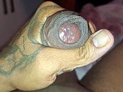 En mogen kvinna med en monsterkuk knullar utan kondom och kommer två gånger inuti henne