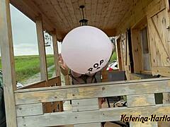 Milf de peitos naturais chupa um balão de tamanho enorme e o faz explodir