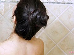 Adegan pancuran mandi yang menggoda dengan MILF berambut coklat yang menggoda