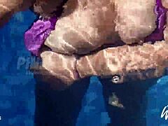 Piersiata filipińska MILF prezentuje swoje duże atuty przy basenie