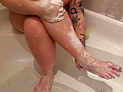 Зрелая женщина чувственно чистит пальцы ног